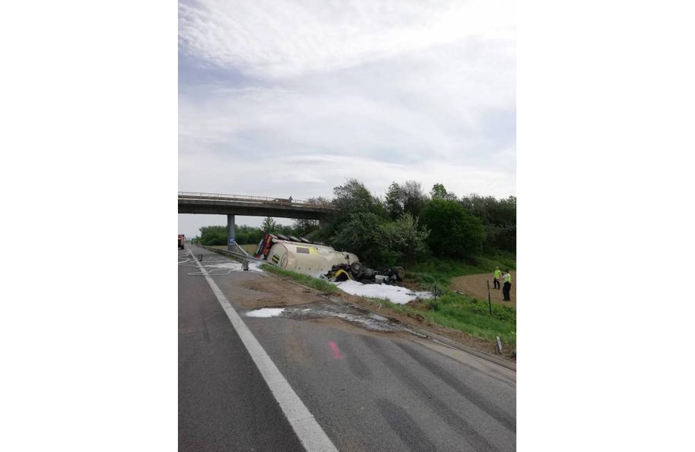 Foto: Na D1 pri Ilave dnes zahynul 33-ročný Žilinčan, dopravu odkláňajú kvôli hroziacemu výbuchu