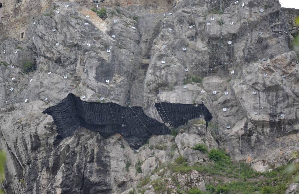 Foto: Cesta popod Strečno stále predstavuje riziko, envirorezort pripravuje návrh 2. etapy sanácie brala