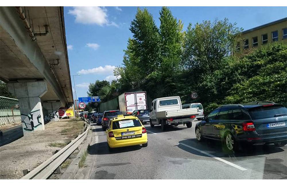 Foto: Na ulici Mostná došlo k nehode osobného a nákladného auta, tvoria sa kolóny