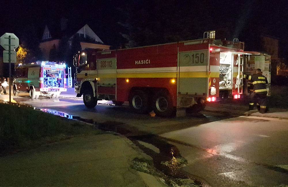 Foto: AKTUÁLNE: Ďalší požiar osobného auta v Žiline, hasiči a polícia zasahujú na sídlisku Hliny