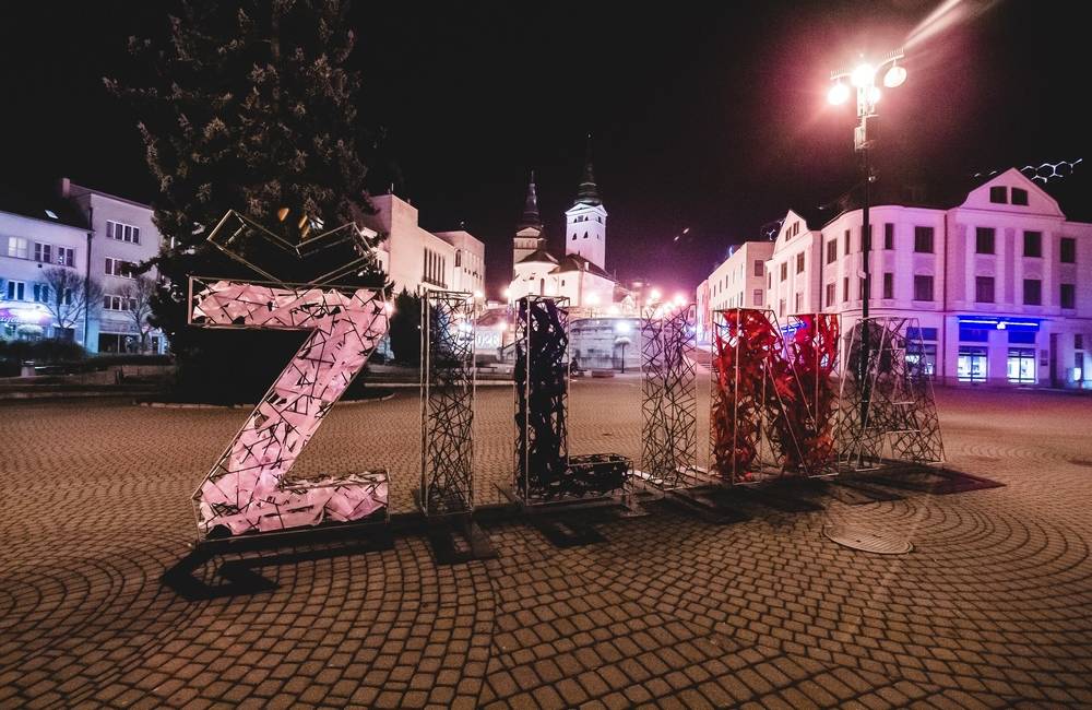 Foto: V centre Žiliny otvorili unikátnu výstavu fotografií pripomínajúcu udalosti z novembra 1989