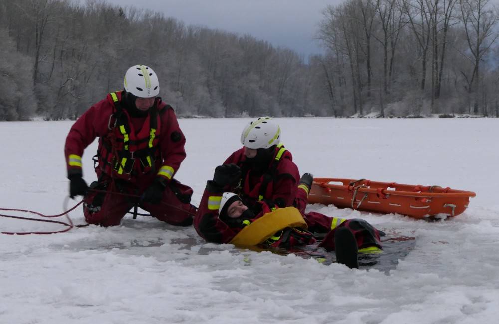 Foto: VIDEO: Hasiči nacvičovali záchranu osoby preborenej v ľade na prírodnom klzisku