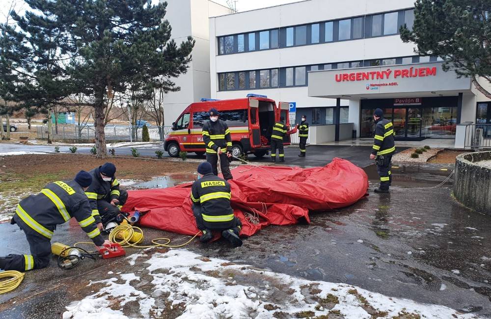 Foto: Hasiči stavajú pred nemocnicami triážne stany, budú slúžiť na triedenie pacientov pred urgentným príjmom