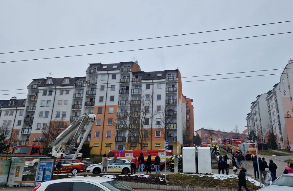 Foto: Na žilinskom sídlisku Hájik horí panelák, na mieste zasahuje sedem hasičských áut