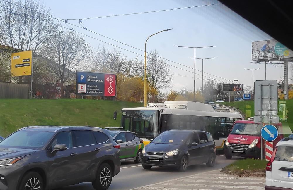 Foto: V blízkosti žilinskej plavárne sa zrazil trolejbus s osobným autom, tvoria sa kolóny