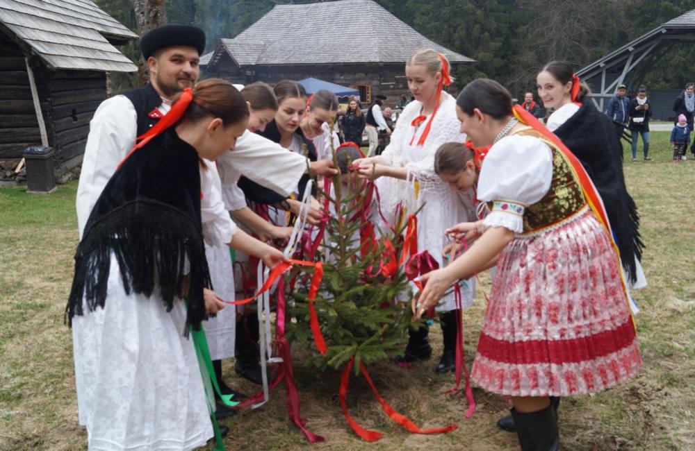 Foto: V Múzeu kysuckej dediny otvoria letnú turistickú sezónu tradičným stavaním mája