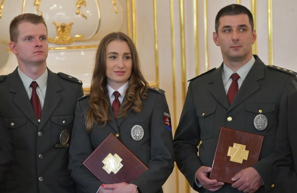 Foto: Policajti z Bytče skočili do ľadovej vody Váhu, aby pomohli topiacej sa osobe. Za svoj čin boli ocenení