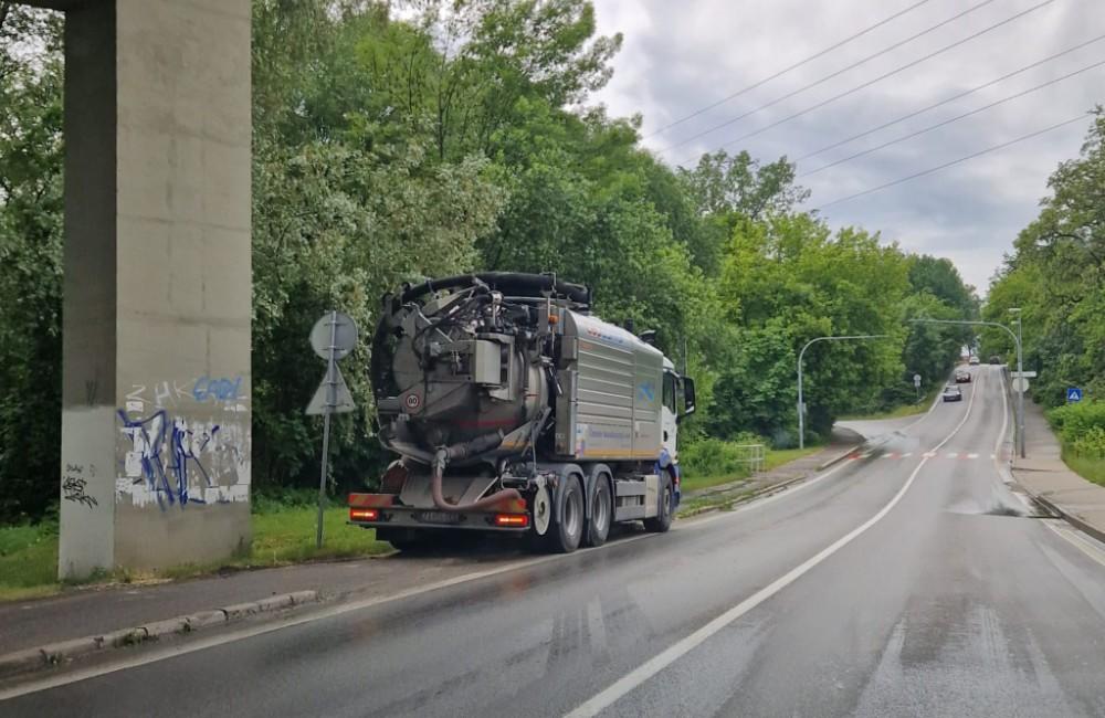 Žilinčania sa sťažujú na vypúšťanie odpadu do kanálu na Rosinskej ceste a zápach, SEVAK vysvetlil situáciu | Žilinak.sk