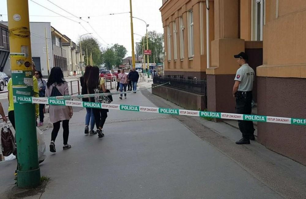 Foto: Žilinské súdy boli evakuované. Neznáma osoba nahlásila na tiesňovú linku bombu