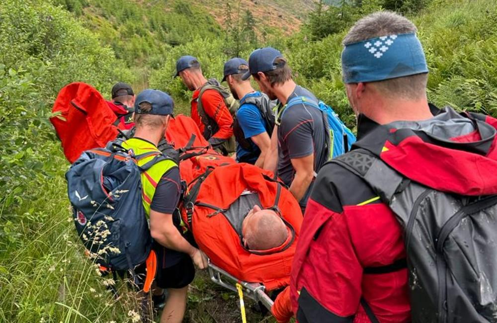 Foto: Českého turistu znieslo spod Sedla Sinej osem horských záchranárov. Pri zostupe si poranil členok