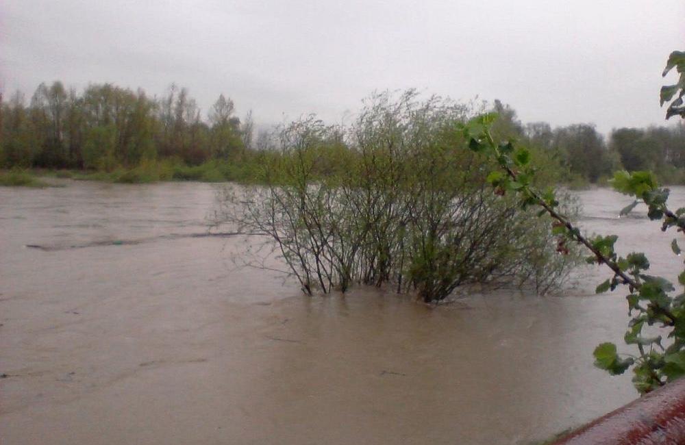 Foto: Trvalý dážď zvyšuje vodné toky na Orave, meteorológovia vydali výstrahu pred povodňami