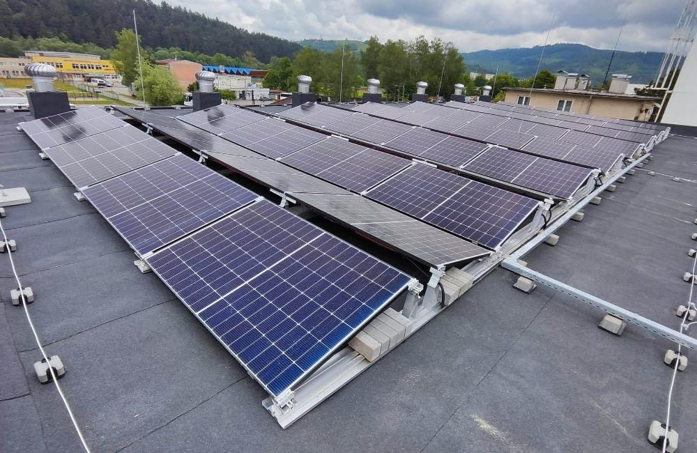 Foto: Na streche kysuckej nemocnice vyrástla malá slnečná elektráreň. Pokryje tretinu spotreby energie v kotolni