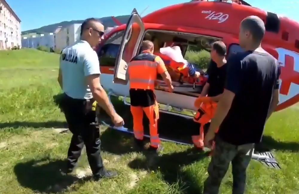 Foto: VIDEO: Kam nemôže vrtuľník, prídu policajti. Tí bytčianski priviezli záchranárom seniora s infarktom