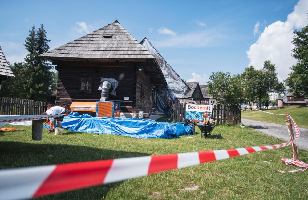 FOTO: Kým niekto huby zbiera, v Pribyline s nimi bojujú. Zabíjajú ich horúcim vzduchom