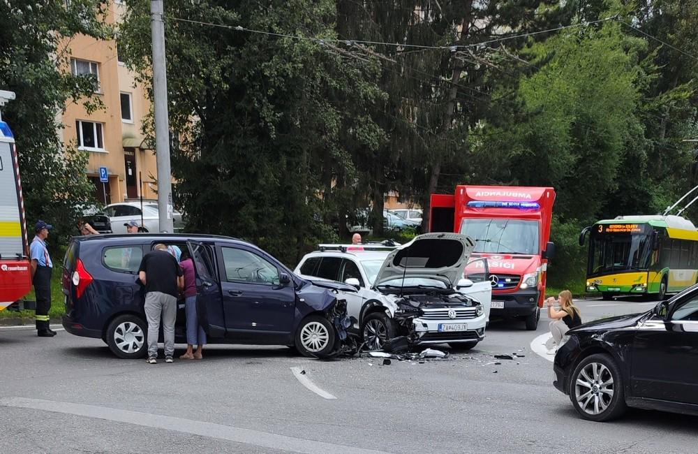 Foto: Na vyťaženej križovatke na Solinkách došlo k nehode so zraneniami, cesta je neprejazdná