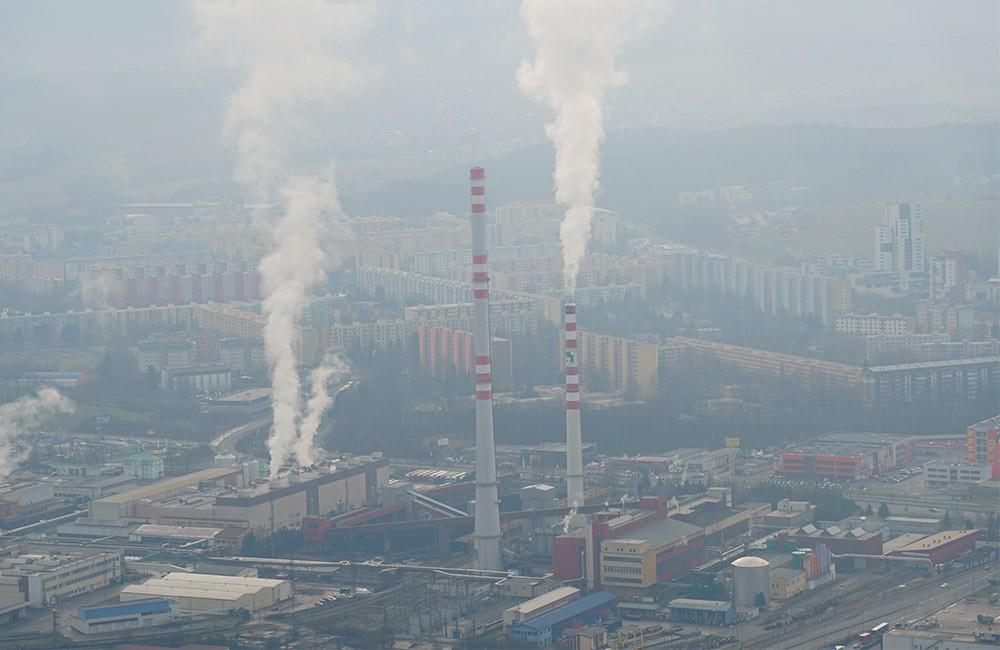 Foto: Žilinou a okolím sa už druhý deň šíri neznesiteľný zápach