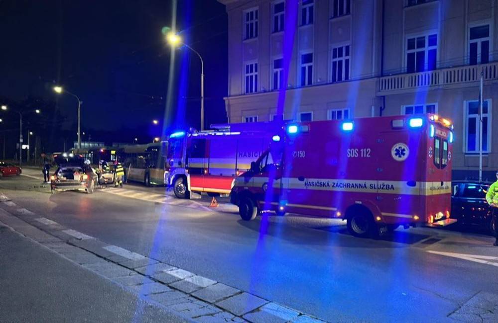 Foto: V centre Žiliny došlo k zrážke osobného auta s autobusom