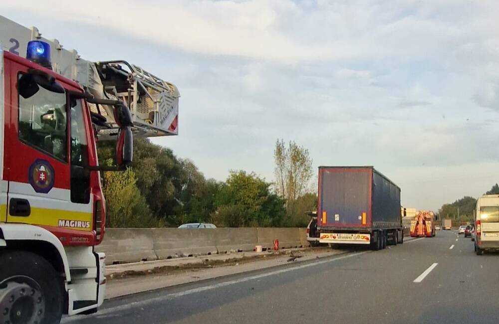 Na diaľnici D1 pri Žiline pritlačil kamión auto o zvodidlá. Doprava je obmedzená aj v protismere