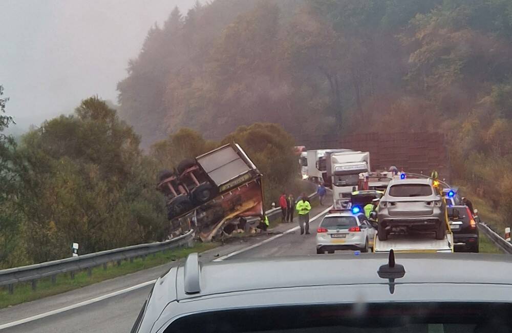 Foto: Vážna nehoda na oravskej R3. Kamión ostal prevrátený v priekope, hasiči hlásia zranených