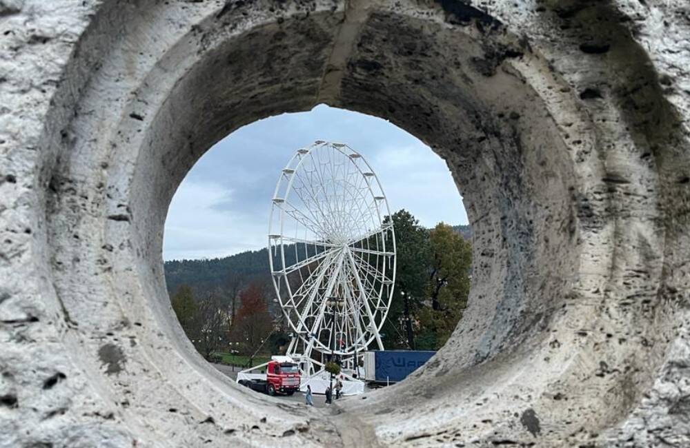 Foto: Žilinčania sa môžu tešiť! Vyhliadkové koleso na námestí ostane až do januára, pôjde 12 hodín denne