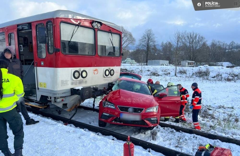 FOTO: Vodič auta, ktoré pred sebou tlačil vlak vo Veličnej, nehodu so zraneniami prežil