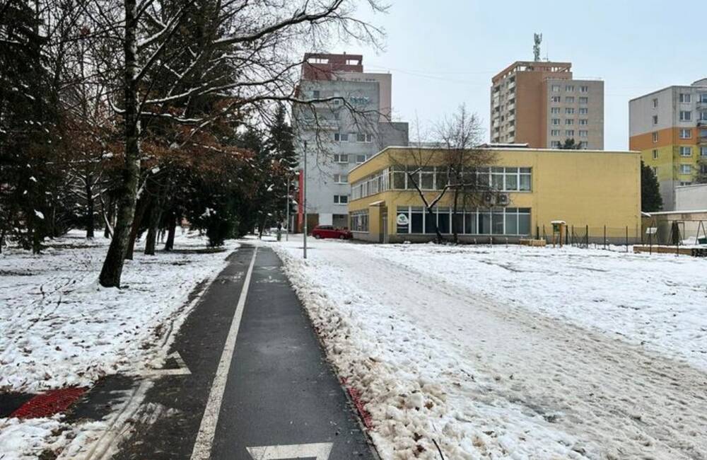 Foto: Žilinčanov rozhnevala odhrnutá cyklotrasa a zasnežený chodník. Zlyhal vodič pluhu, tvrdí mesto