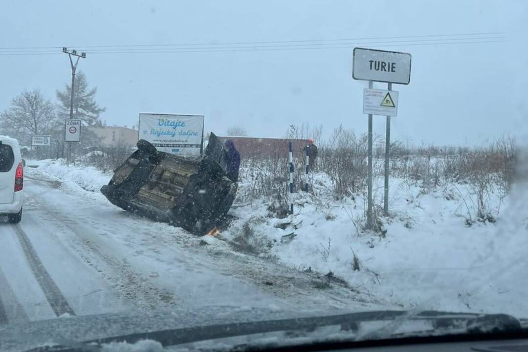 Foto: Na cestách v okolí Žiliny sa tvorí poľadovica, premávku v meste spomaľujú kolóny