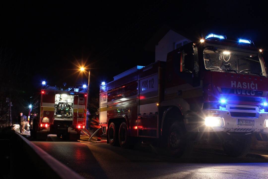 Foto: Ničivý požiar na Orave nenávratne poškodil altánok s drevárňou. Rodinný dom sa pred plameňmi podarilo uchrániť