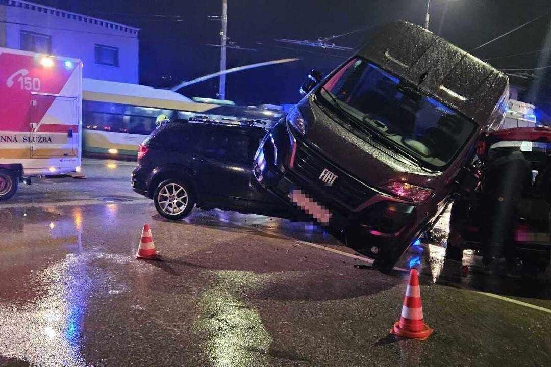 FOTO: Pri Fackárni sa zrazili dve autá a dodávka, na mieste sú zranení