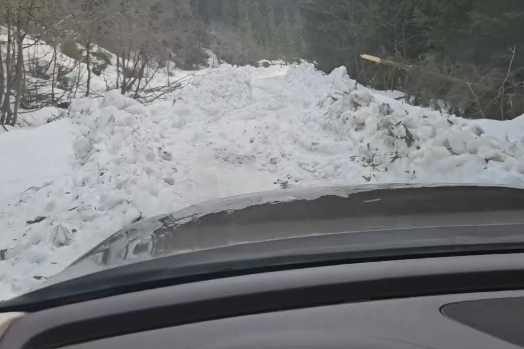 Foto: VIDEO: Kým sa ľudia tešili z oteplenia, cesta na Orave ostala neprejazdná pre hrubú vrstvu snehu