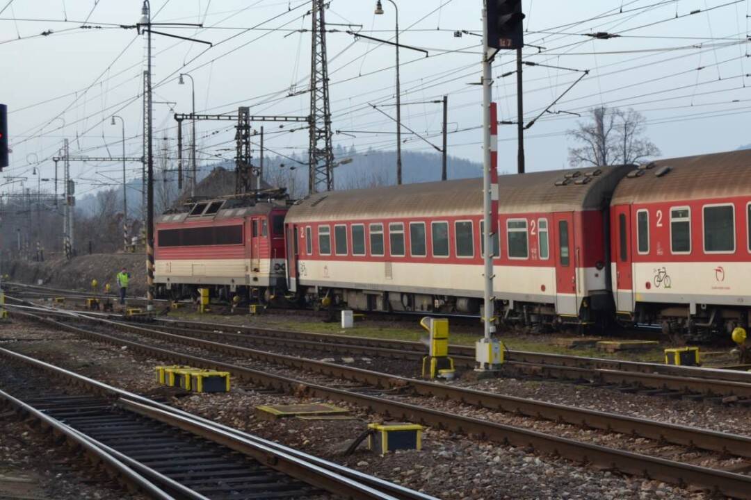 Foto: Vlaky idúce cez Žilinu meškajú, dôvodom je poškodené zabezpečovacie zariadenie