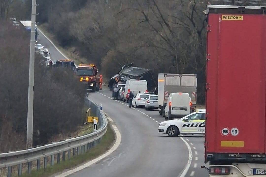 Foto: Cesta medzi Kraľovanmi a Dolným Kubínom je uzatvorená, vyťahujú kamión z jarku