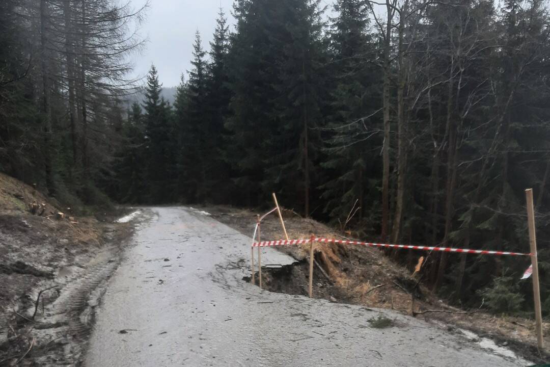 Foto: Pre zosuv pôdy uzavreli cestu na Orave. Vodičom sa trasa predĺži o desiatky kilometrov