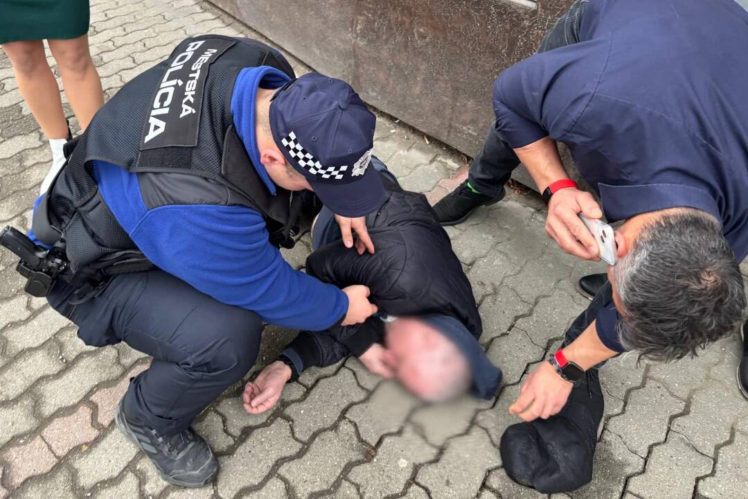 FOTO: Na chodníku v Ružomberku ležal nevládny muž. Pomohli mu okoloidúci mestskí policajti