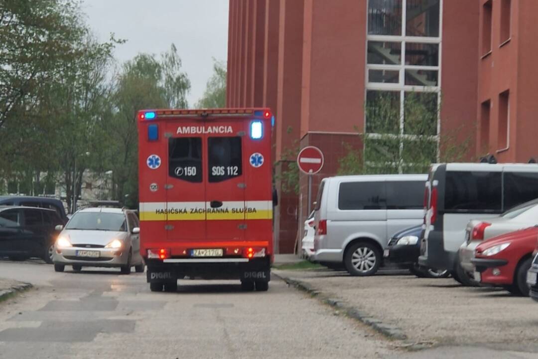 Foto: Na Vlčincoch zasahujú hasiči. V jednej z bytoviek má dochádzať k úniku zemného plynu