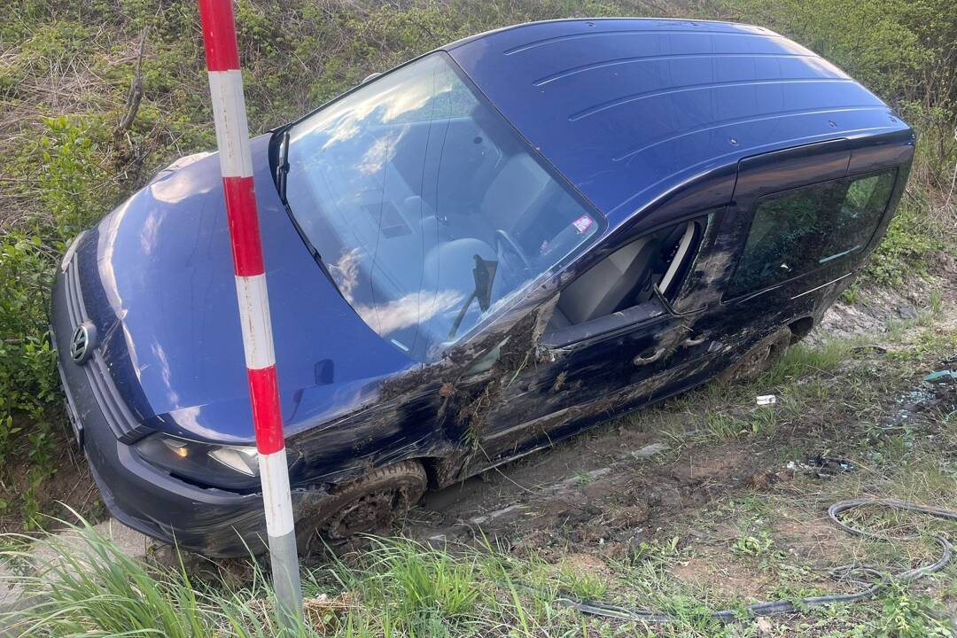 Foto: Nečakaný zásah hasičov na Liptove. Auto havarovalo priamo pred očami ich veliteľa