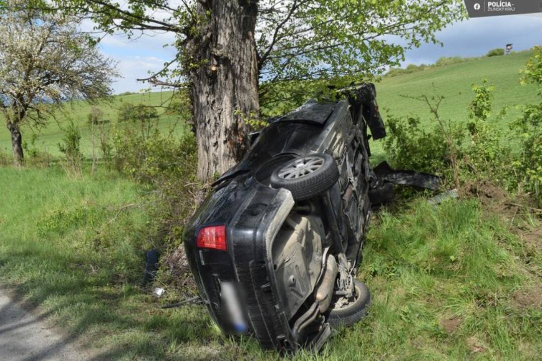 Foto: Vodič pri Ružomberku napálil do stromu, polícia hľadá svedkov nehody