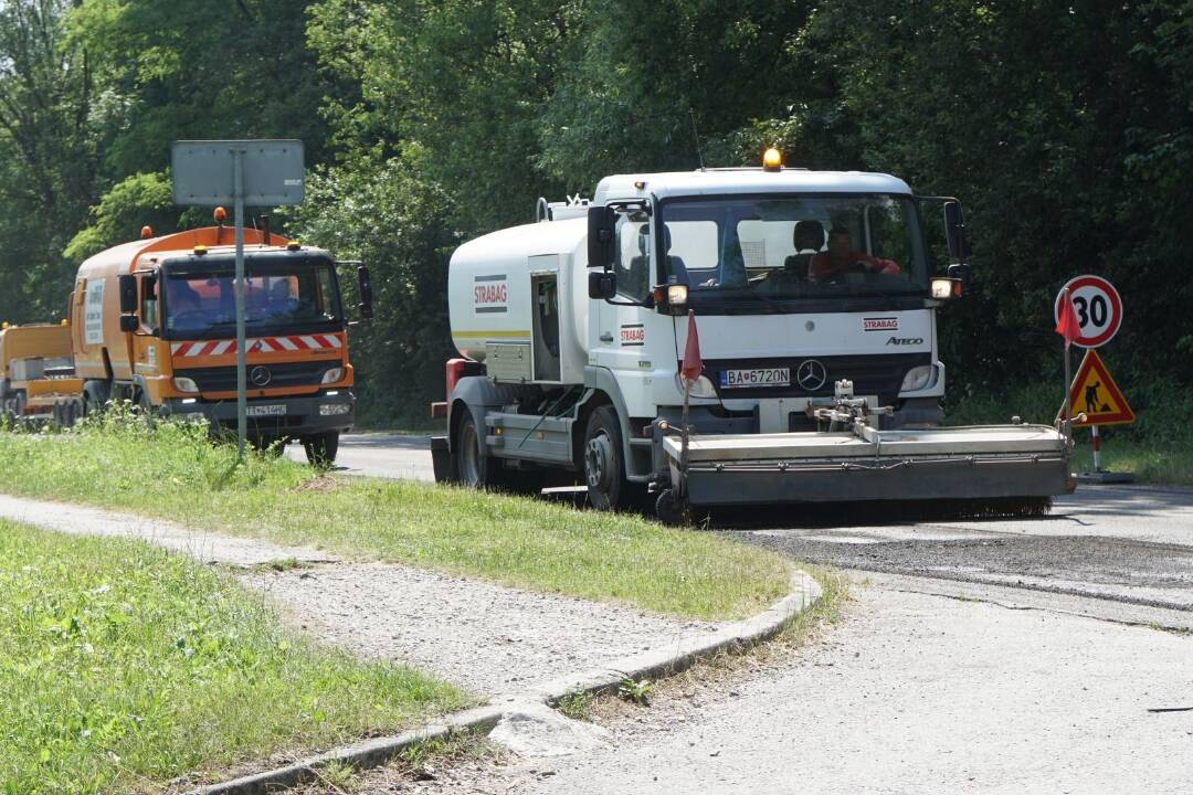 Foto: Od mája sa opäť rozbehnú práce na ceste I/64 pri Rajci. Opravia aj most v Porúbke?