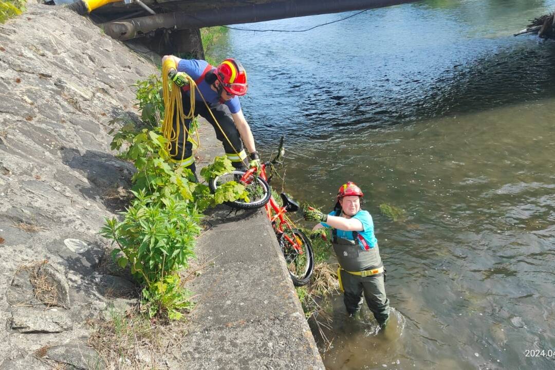 FOTO: Hasiči vytiahli z rieky Turiec detský bicykel a kreditné karty, našli ich pod mostom vo Vrútkach