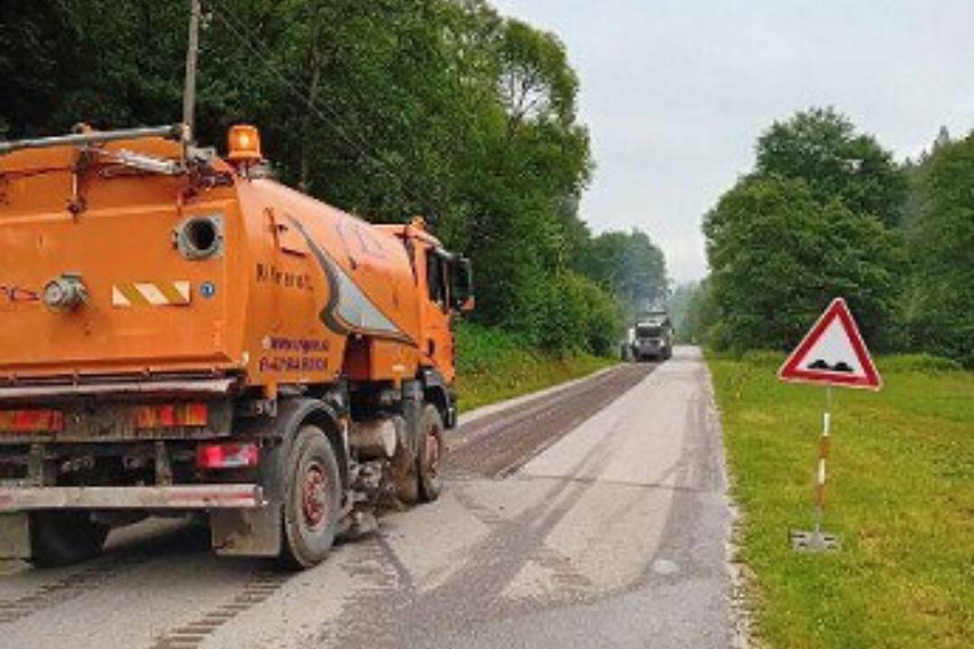 Foto: Cestu pri Bytči dočasne uzavrú, budú ju opravovať. Obchádzka vedie cez okolité obce