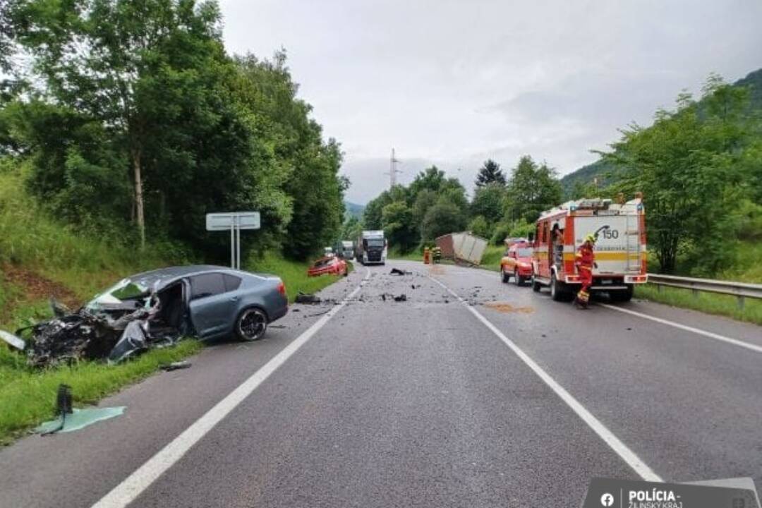 Foto: Vážna nehoda pod Strečnom. Osobné auto je úplne rozbité, dva kamióny mimo cesty (FOTO)