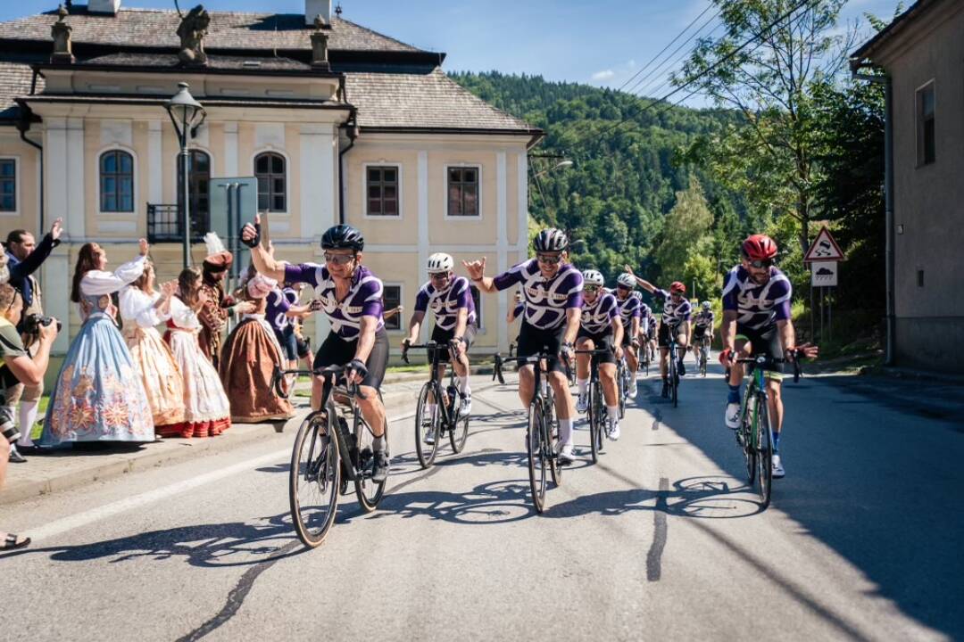 FOTO: Sú rýchlejší cyklisti alebo legendárna Oravka? Sobotný športový cieľ bol obehnúť regionálny vlak