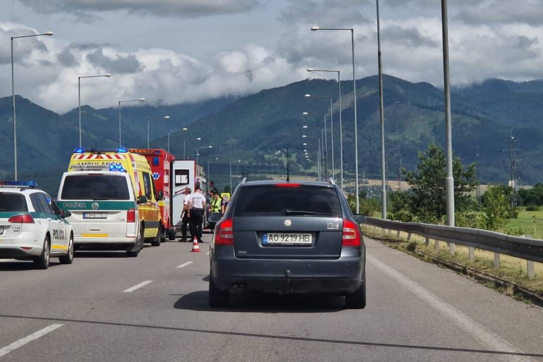 Foto: Pri Žiline sa stala dopravná nehoda. Zasahujú záchranné zložky, premávku usmerňujú policajti