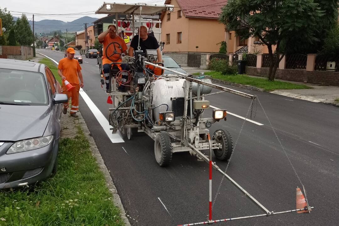 Drogowcy w Żylinie odmalowują poziome oznakowanie drogowe. Wymagają tego nowe przepisy techniczne Ministerstwa