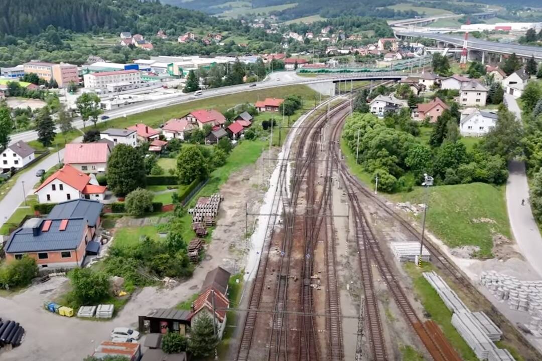 VIDEO: Železničná trať od Čadce po hranicu s Českom prechádza modernizáciou. Ako postupujú práce?