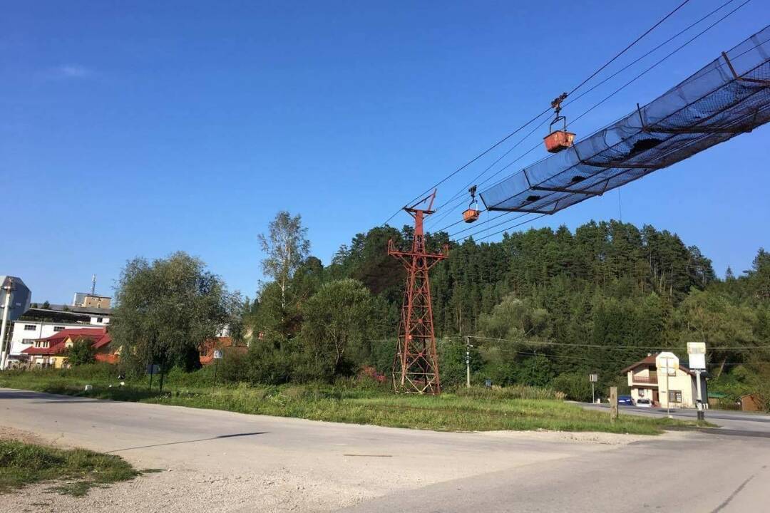 V Lietavskej Lúčke sa roztrhla lanovka z kameňolomu, nad cestou visia drôty