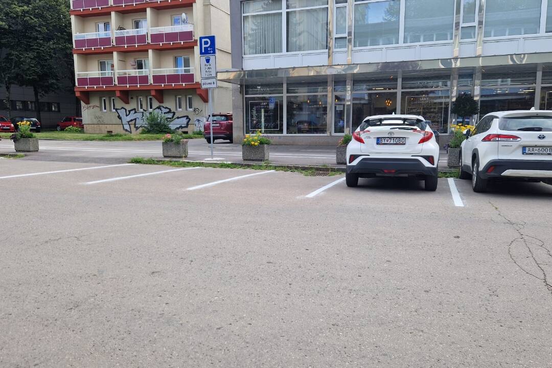 FOTO: Na Bulvári vyznačili parkovacie miesta, autá by už nemali stáť šikmo