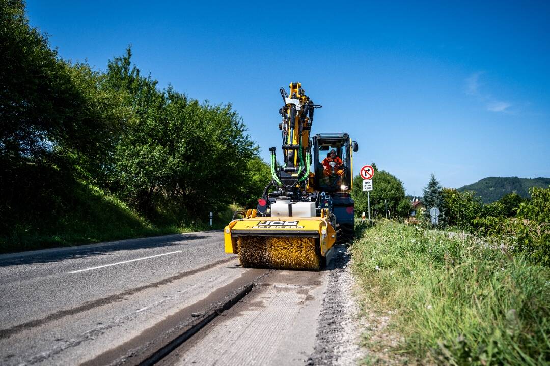 FOTO: Moderné kolesové rýpadlá stretnete už aj v Žilinskom kraji. Ako zmenia údržbu ciest?