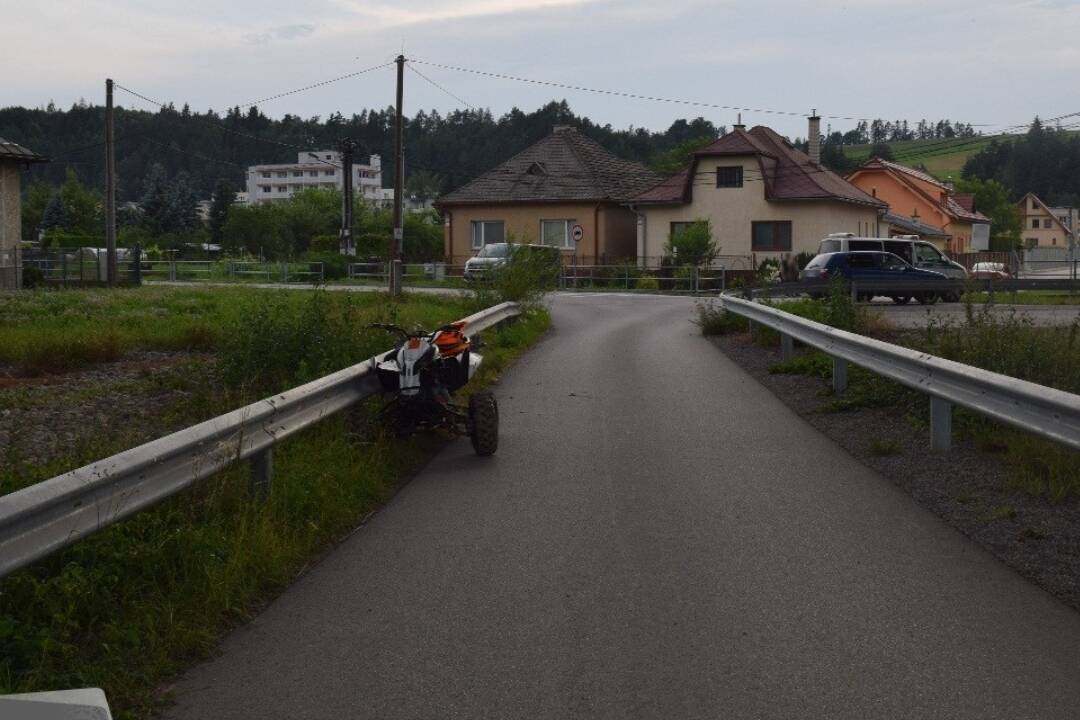 FOTO: Vodič nechal štvorkolku po zrážke s autom na ceste a ušiel peši. Žilinská polícia hľadá svedkov