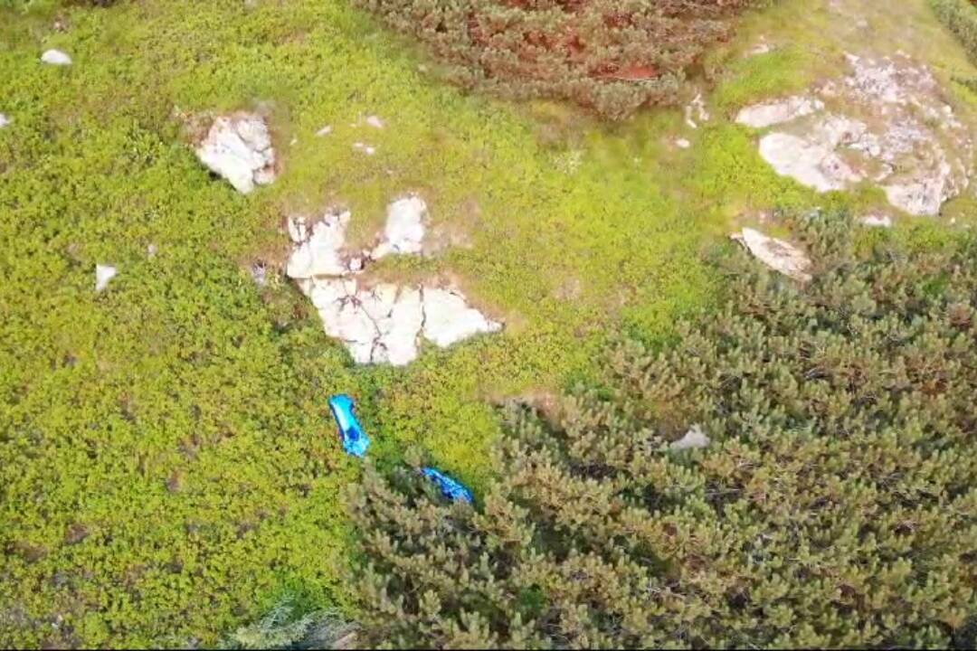 Foto: Záhadné odlesky pod Rákoňom. Čo našiel dron horských záchranárov v Roháčskej doline?